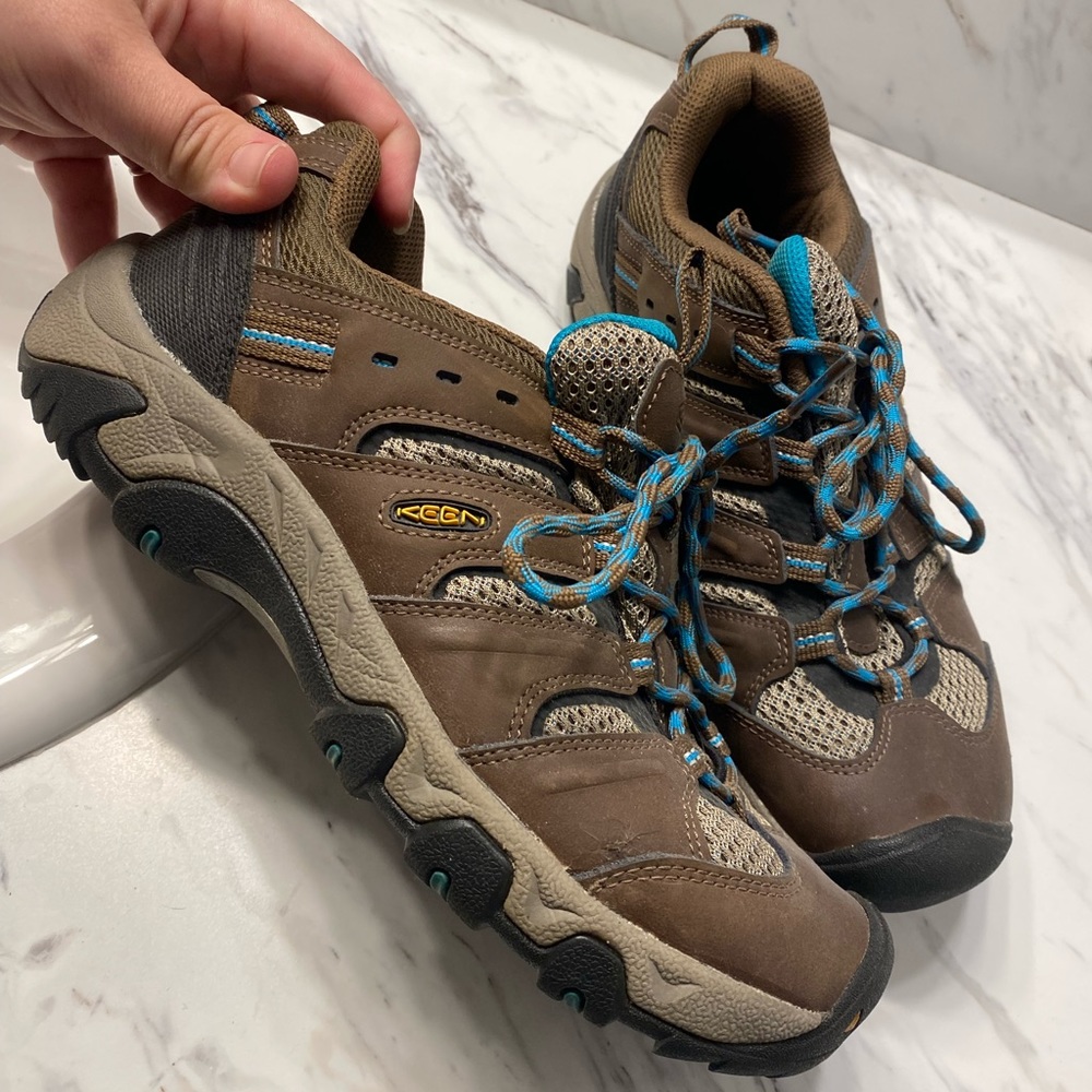 Keen hiking shoes. Worn once. Size 9.